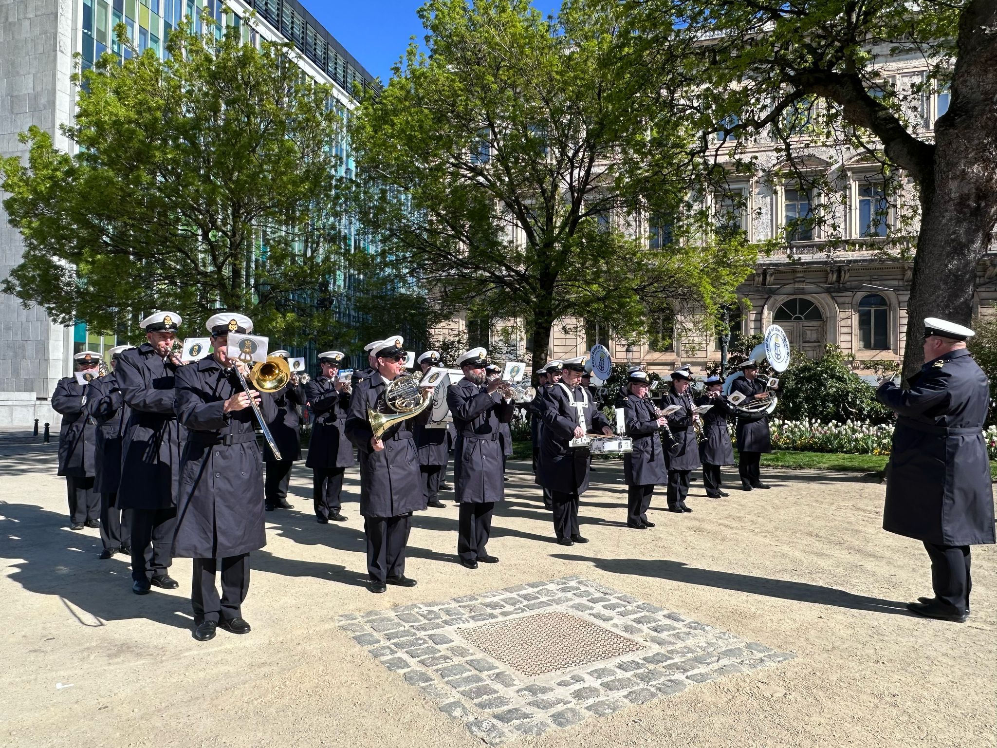 photo orchestre devant colonne